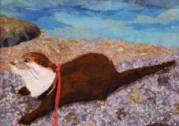 川辺で何かを見つめるカワウソ